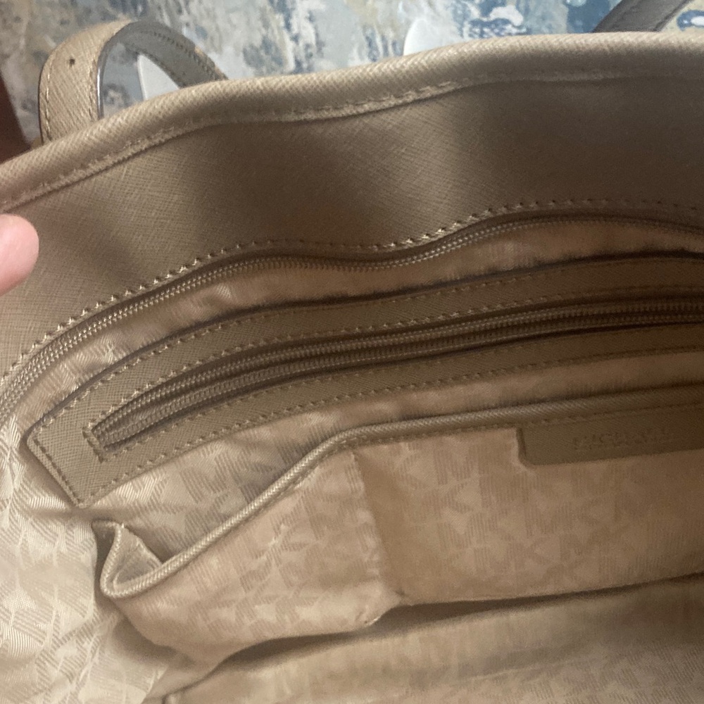 Geniune  MICHAEL by Micheal Kors Large Jet Set  Tote  with multiple organizers! - Picture 6 of 17